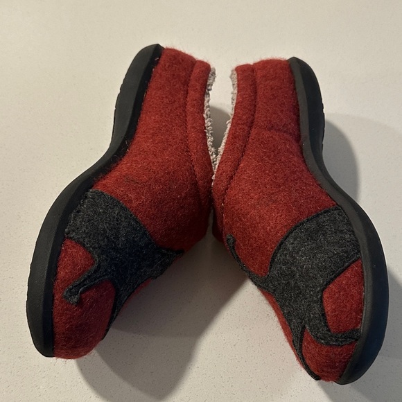 Red Slippers with Cat Design - Picture 5 of 6